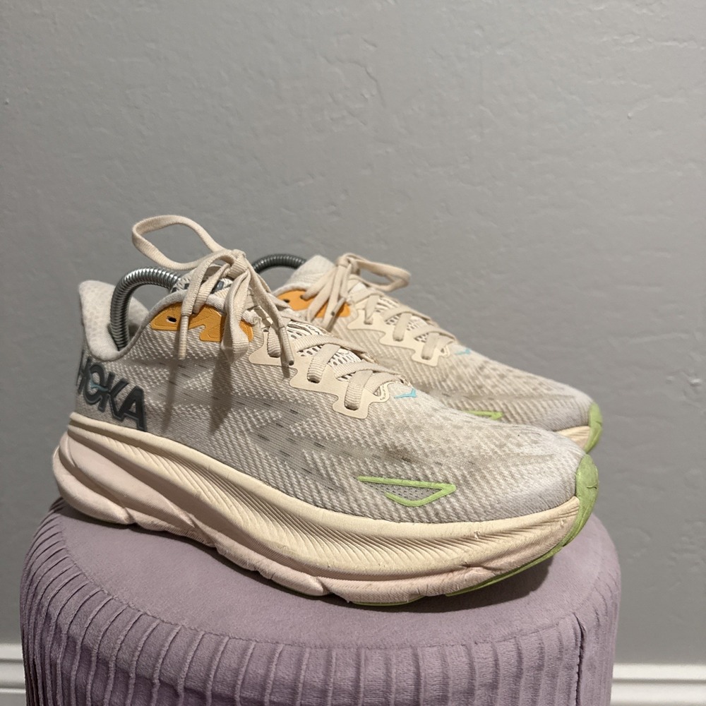 Hoka One One Clifton 9 Cream Lightweight Running Sneakers Womens 9B 1127896 VLS